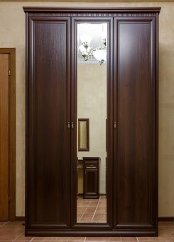 Шкаф 3-хдверный с одним зеркалом,   
